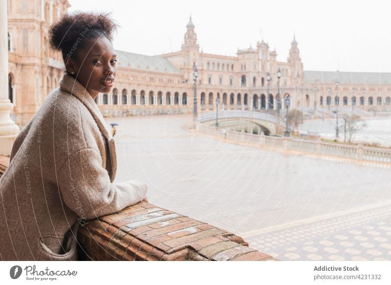 Schwarze Frau steht in der Nähe des historischen majestätischen Palastes in der Altstadt bewundern Architektur Spalte Sightseeing Wahrzeichen anziehen Sevilla