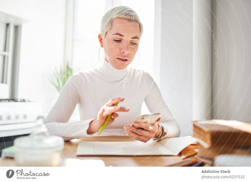 Astrologe mit Smartphone im Haus an einem sonnigen Tag achtsam Internet online Zeitvertreib Reflexion & Spiegelung Frau Porträt benutzend Apparatur Gerät
