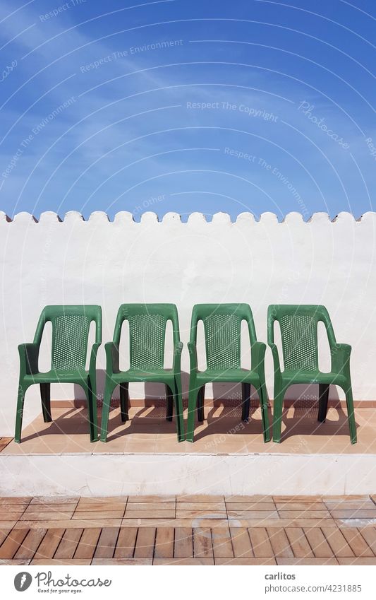Zwischenräume | Zwischen den Stühlen sitzen Stuhl Plastik Grün Dachterrasse Sommer Sonne Urlaub Podest Fliesen Holz Holzboden Wand Dachziegel Reihe 4 Vier leer