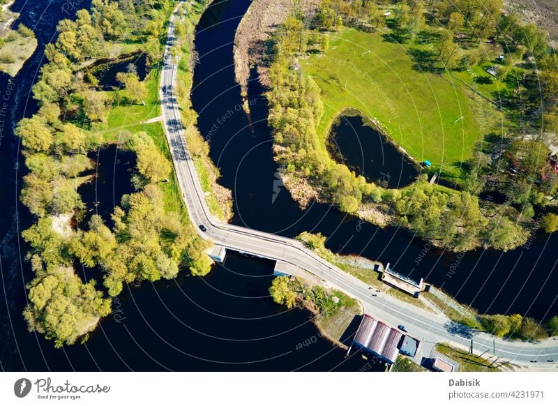 Auto fährt auf Brücke in Europa Kleinstadt, Luftaufnahme Fluss PKW Verkehr Antenne im Freien schön Natur Schönheit weißrussland Vogelperspektive Ökosystem