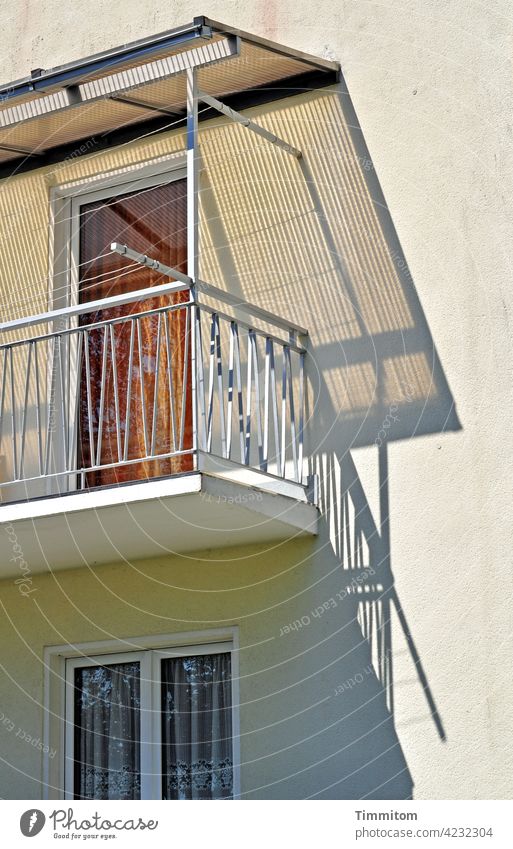 Schöner wohnen Haus Hauswand Balkon Tür Fenster Beschattung Licht Schatten Linien Geländer Wäscheleine