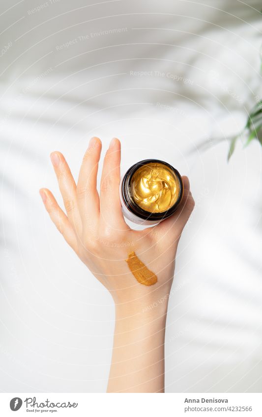 Trendy Gold Gesichtsmaske im Tiegel Mundschutz golden trendy Sahne Glas Kosmetik Hautpflege Erdöl liquide Serum organisch Behandlung Gesichtsbehandlung Frau