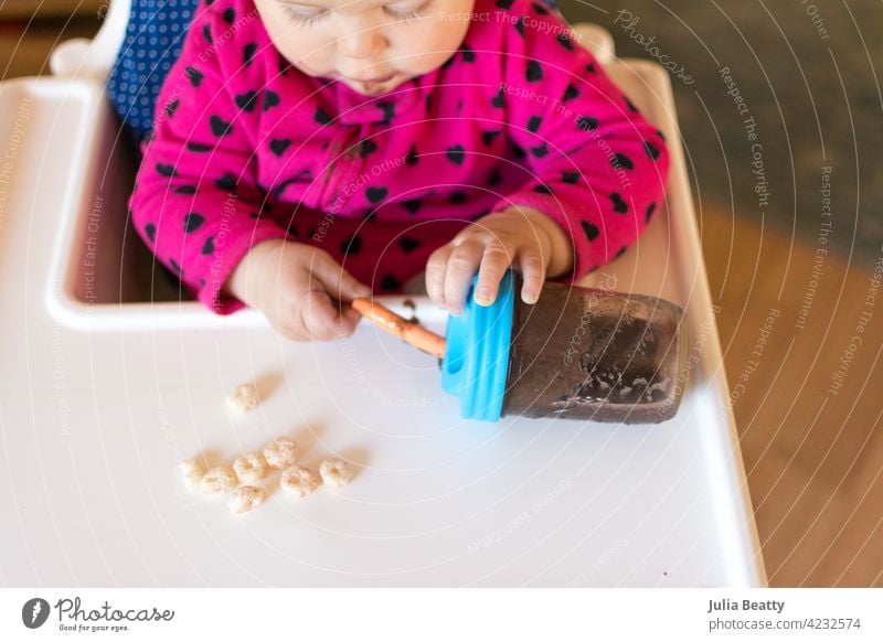 11 Monate altes Baby lernt aus einem Strohhalmbecher zu trinken; Beeren-Smoothie im Glasgefäß mit Silikonstrohhalm und Deckel babygeführte Entwöhnung Training