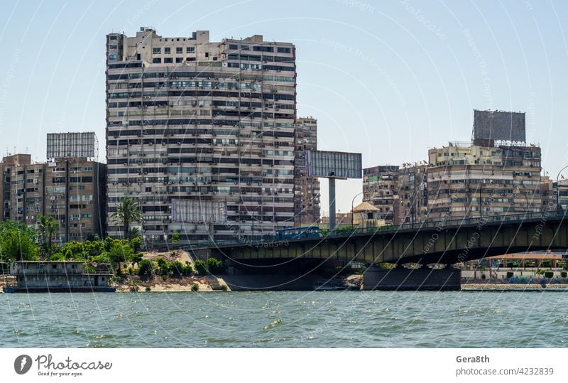 Slumhäuser von Kairo am Ufer des Nils in Ägypten Abenteuer Klimaanlage Architektur Bettler blau Boot Brücke Gebäude Bus Kapital Großstadt Stadtbild Tag