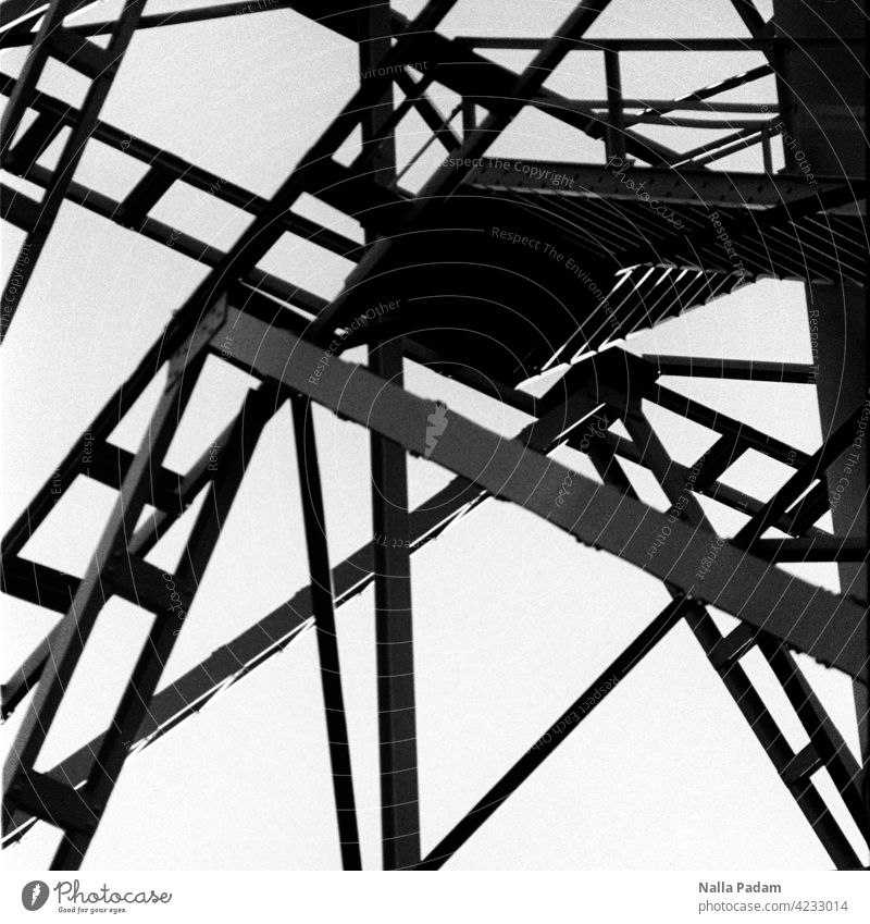 Stahlgerüst analog Analogfoto sw Schwarzweiß Schwarzweißfoto Westpark Linien Treppe Gerüst Außenaufnahme Architektur menschenleer kreuz und quer