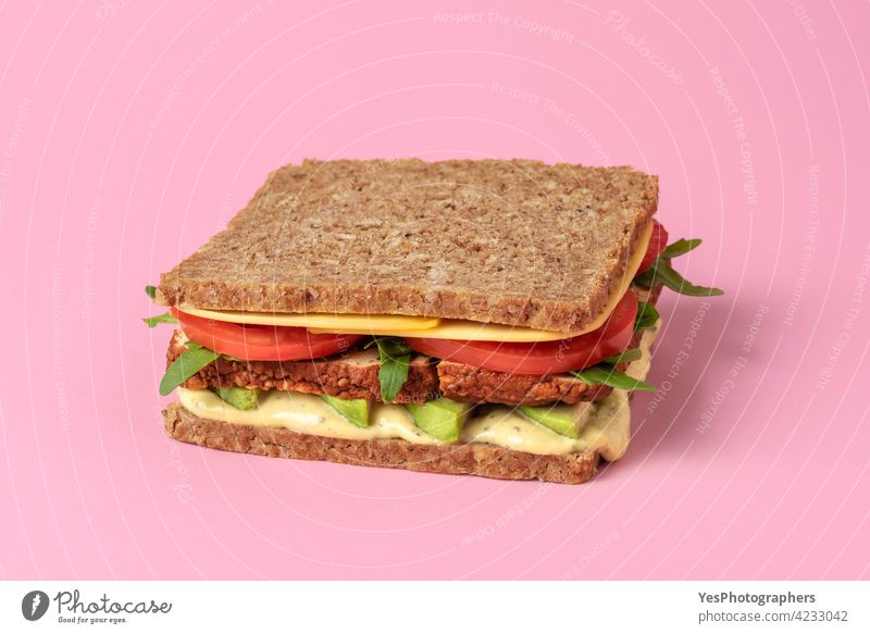 Veganes Sandwich isoliert auf rosa Hintergrund. Pflanzenbasierte Lebensmittel. alternativ Rucola Avocado Brot Frühstück braun Burger Käse Farbe Konsumverhalten