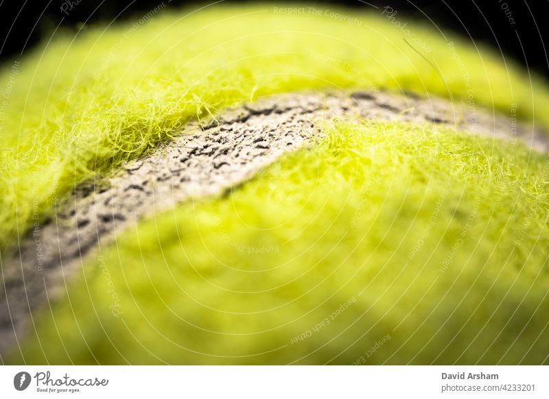 Extreme Nahaufnahme der horizontalen Tennisball-Naht Ball optisches Gelb Sport Makro Gerät vereinzelt Filz grün Spiel entspannend hell rund Energie Kugel Textur