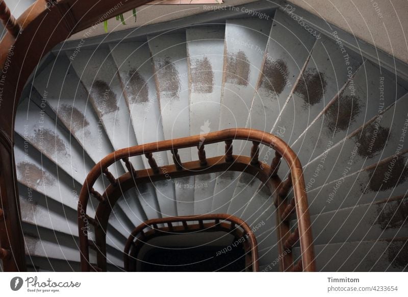 Das Auf und Ab hinterlässt Spuren Treppe Treppenstufen Geländer Abnutzung Farbe Holz Treppengeländer Menschenleer aufsteigen absteigen aufwärts abwärts