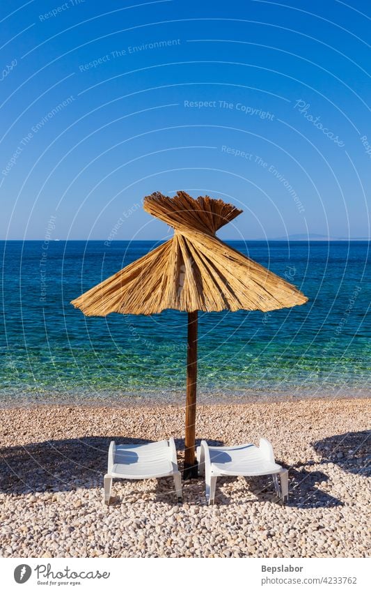 Strohschirm im schönen Strand Oprna auf der Insel Krk oprna winken Kroatien Regenschirm MEER Sommer krk Sand Sommerzeit Resort adriatisch blau Badegäste Bräune