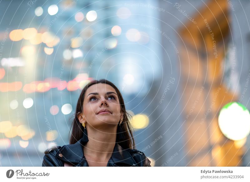 Porträt einer jungen Frau in der Stadt bei Nacht urban Straße Großstadt aktiv Menschen junger Erwachsener lässig attraktiv Glück Kaukasier genießend eine Person