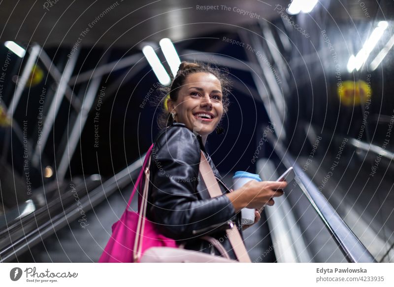 Frau mit Smartphone im Zentrum der Stadt Straße in der Nacht urban Großstadt aktiv Menschen junger Erwachsener lässig attraktiv Glück Kaukasier genießend