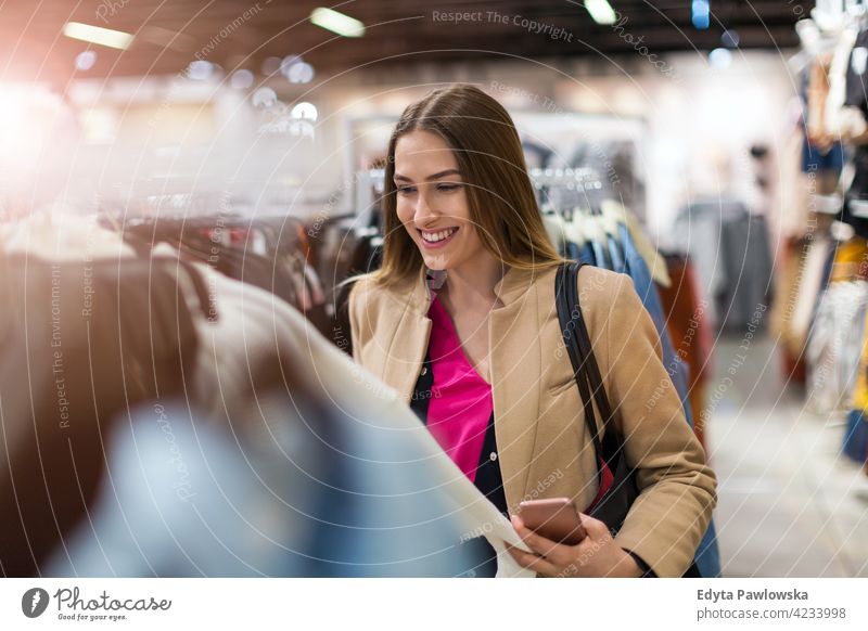 Porträt einer jungen Frau im Einkaufszentrum genießend Lifestyle Erwachsener Menschen eine Person lässig Kaukasier positiv sorgenfrei Stehen Glück Lächeln
