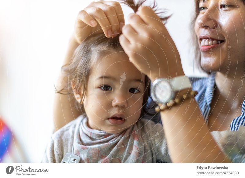 Mutter und Baby zu Hause asiatisch Vietnamesen Kind Säugling bezaubernd schön Kinderbetreuung Kindheit Ausdruck Gesicht niedlich wenig klein ruhig Zusammensein