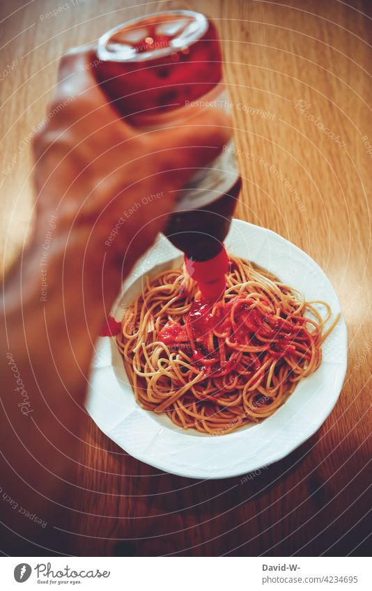 Mann ernährt sich ungesund ungesunde Ernährung Nudeln Sauce Kohlenhydrate Mittagessen Spaghetti Gewichtsprobleme Lebensmittel Essen Geschmacksverstärker Hunger