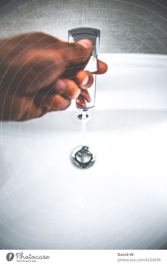 Hände waschen Wasserhahn Waschbecken wasser wasserverbrauch Badezimmer Sauberkeit Hygiene Reinlichkeit