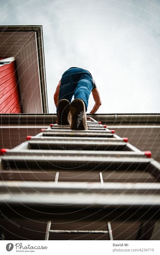 aufs Dach steigen Leiter kletten aufsteigen Mann aufwärts arbeiten hoch Vorsicht vorsichtig Hausarbeit reparieren Handwerker
