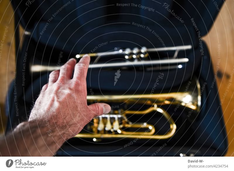 Disziplin und Ehrgeiz - Musiker mit Instrument Hand Musikinstrument Trompete Fleiß ehrgeizig vorbereitung greifen selbststudium Studium Instrumentenkoffer