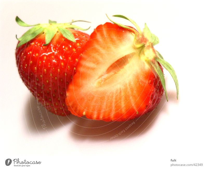 erdbeeren Vitamin rot Fruchtfleisch geschnitten frisch lecker Ernährung nebeneinander berühren weiß Kerne Hälfte Gesundheit Erdbeeren Makroaufnahme Lebensmittel