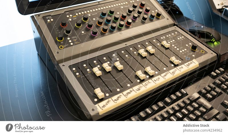 Professionelles Tonmischpult in einem Aufnahmestudio Mixer Audio Klang Panel Kontrolle Schaltfläche professionell Musik Gerät Atelier Mischpult Niveau