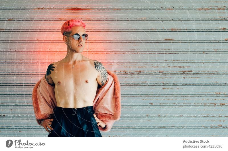 Homosexuelles Modell mit nacktem Oberkörper auf grauem Hintergrund Homosexualität Stil nackter Torso Individualität akzeptieren Geschlecht Mann Porträt schwul