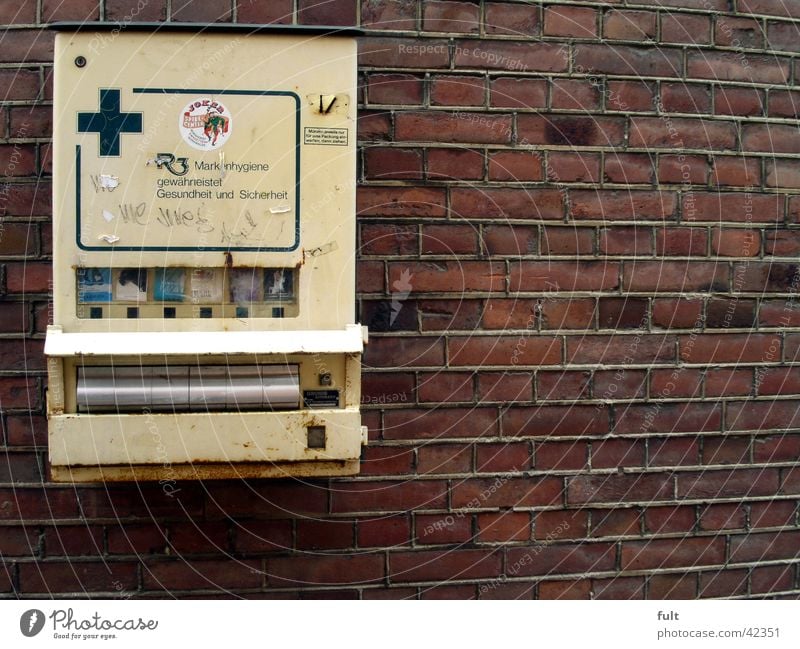 automat Zigarettenautomat Wand gelb Plus Schublade Dinge Backstein Mauer hängen Fassade Maschine Automat Industrie Metall alt cigarette machines old Konsum