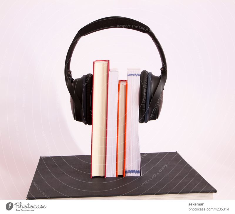 Hörbücher Buch Hörbuch Literatur lesen hören Ohrhörer kopfhörer Textfeiraum Audio Hörspiel verrotten weiss weisser hintergrund akustisch niemand menschenleer