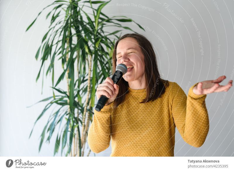 Frau singt mit Mikrofon Gesang Spaß Karaoke Lifestyle Leistung Ausdruck Person Musik singen Sänger Porträt Klang Schauplatz Glück Kaukasier Audio