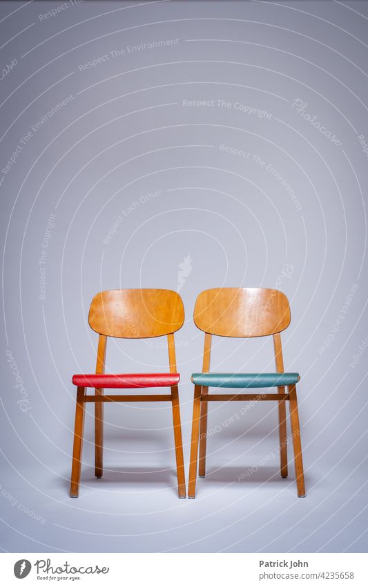 Stühle auf weiß Alte Stühle Vintage Antik Blauer Stuhl Roter Stuhl Studio Weiß Wartezimmer Menschenleer Sitzgelegenheit Sitzreihe Bestuhlung Stuhlreihe