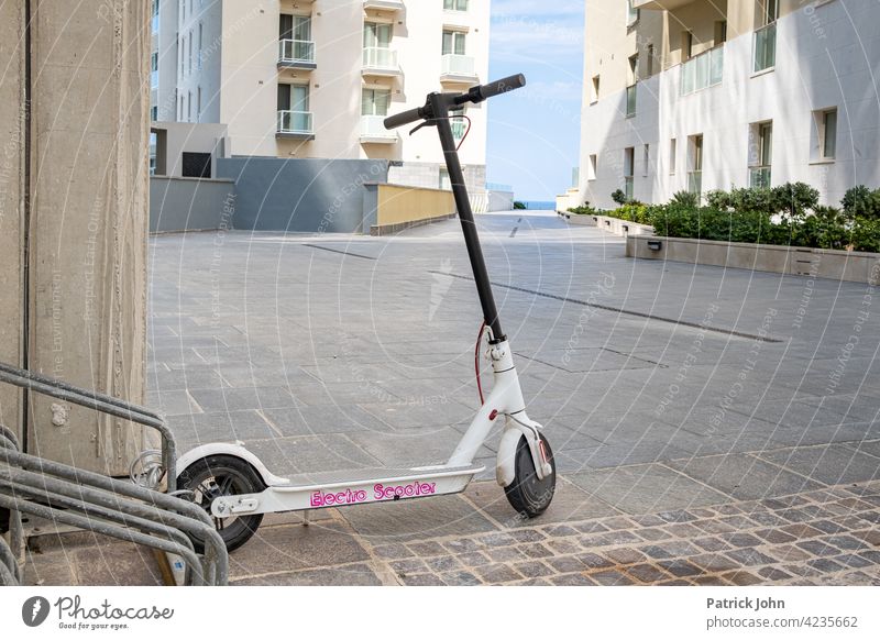 Elektro Scooter geparkt Elektroroller elektrisch Urlaub Lifestyle umweltbewusst Umwelt leise Ladestation Technik & Technologie Transport saubere energie