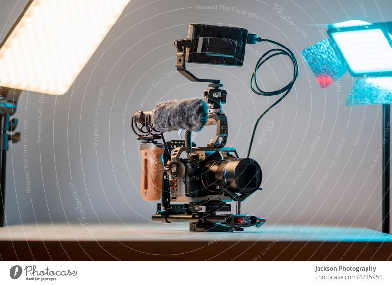 Kamera mit externem Monitor, Mikrofon und handgeführter Filmausrüstung. Fotokamera Filmgestaltung Filmherstellung Filmmaterial voller Rahmen Licht 4k modern