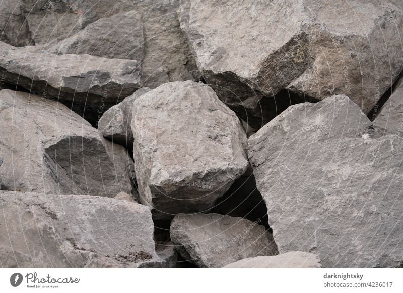 Große Bruch Steine aus einem Steinbruch liegen auf einem Haufen Große Bruch Steine auf einem Haufen Menschenleer Natur Außenaufnahme Landschaft Felsen Baustelle