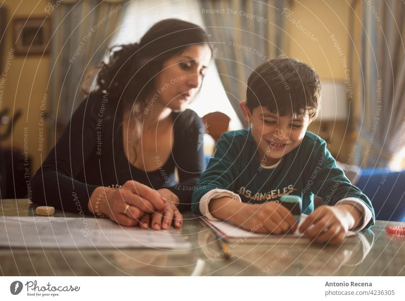 Mutter und Sohn bei den Hausaufgaben Menschen Person im Innenbereich heimwärts Lebensstile Glück schreiben Junge Kaukasier Kind Kindheit Bildung Lernen