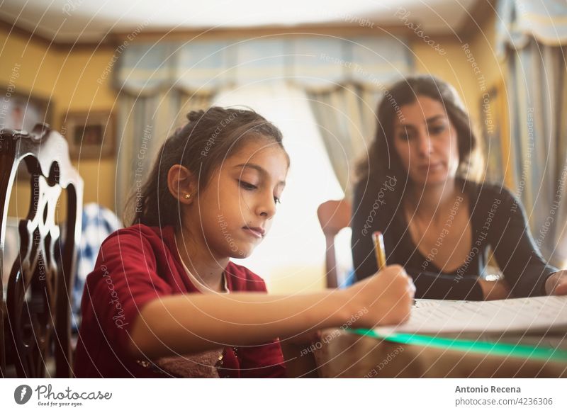 Mutter und Tochter bei den Hausaufgaben Heimschule Klasse heimwärts Bildung Kind Lernen im Innenbereich Mama Eltern Betreuerin Frau Kinder Kaukasier zwei jung