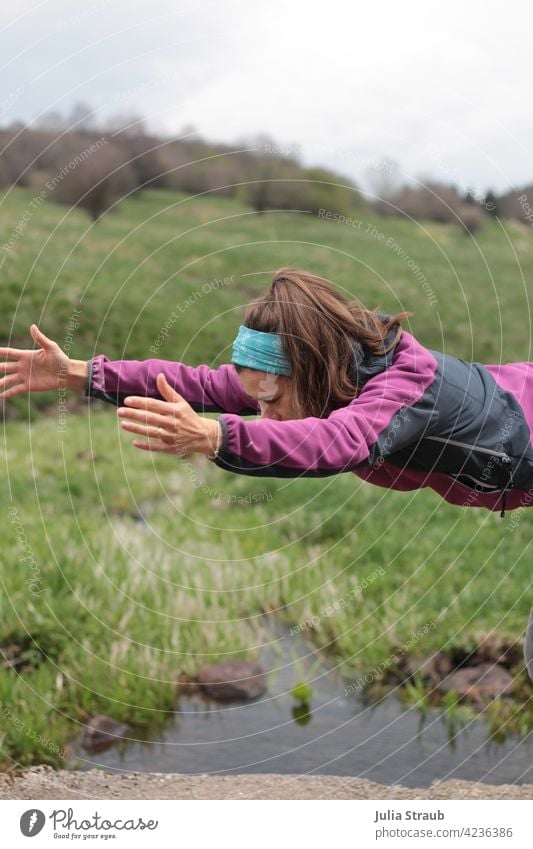 Fliegen durch Raum und Zeit Yoga Halbprofil abgeschnitten lange Haare brünett Frau draußen sein Natur Rhön Naturschutzgebiet Wasser bachlauf Wiese Gras grün