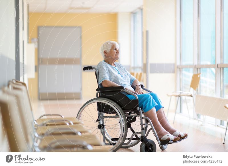 Ältere Frau sitzt im Rollstuhl im Krankenhaus eine Person Einsamkeit einsam allein rollstuhl Behinderung körperliche Beeinträchtigung Behinderte Mobilität