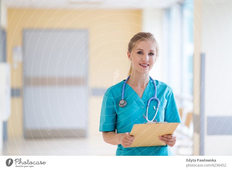 Porträt einer jungen Krankenschwester im Krankenhaus Gesundheitswesen Medizin im Innenbereich Gerät Klinik Wiederherstellung Hilfsbereitschaft medizinisch