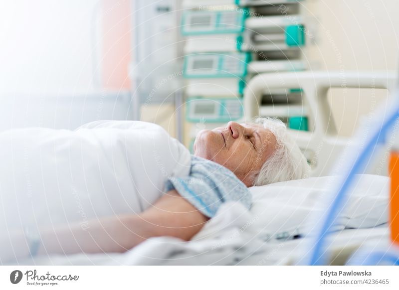 Ältere Patientin im Krankenhausbett Gesundheitswesen Medizin im Innenbereich Gerät Klinik Wiederherstellung Hilfsbereitschaft medizinisch geduldig Pflege