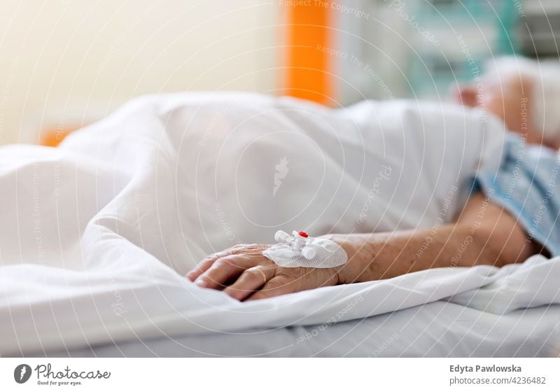 Abgeschnittenes Bild des Patienten mit Iv-Drip im Krankenhaus Gesundheitswesen Medizin im Innenbereich Gerät Klinik Wiederherstellung Hilfsbereitschaft