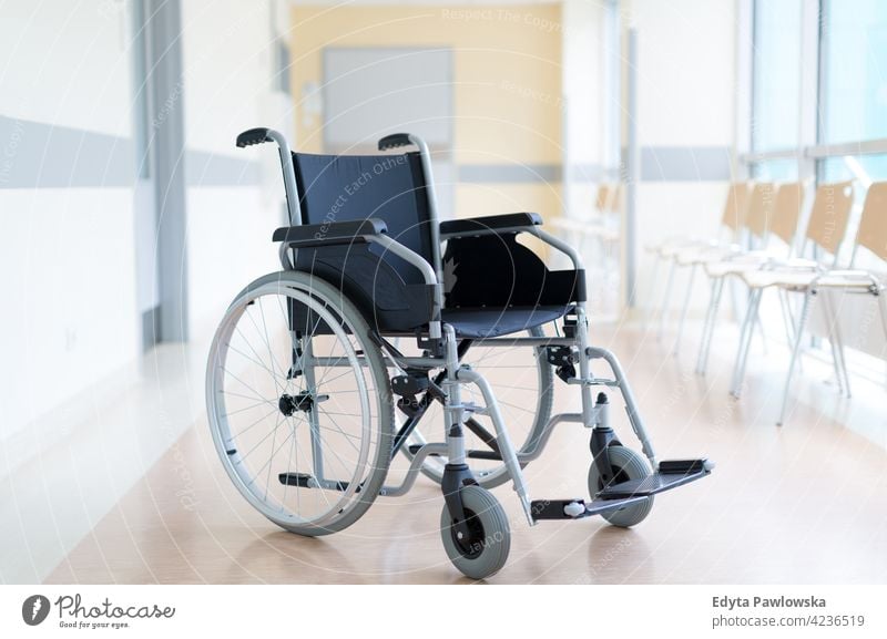 Leerer Rollstuhl im Krankenhauskorridor leer Niemand niemand keine Menschen Fehlen rollstuhl Behinderung körperliche Beeinträchtigung Behinderte Mobilität