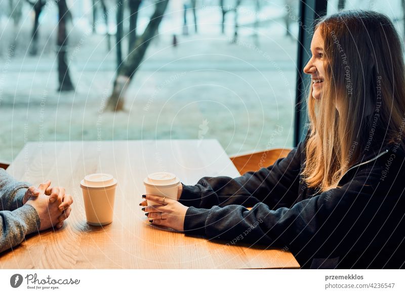 Freunde, die sich unterhalten, miteinander reden, Kaffee trinken, in einem Café sitzen. Junger Mann und Frau haben eine Pause, entspannen im Café kaufen Person