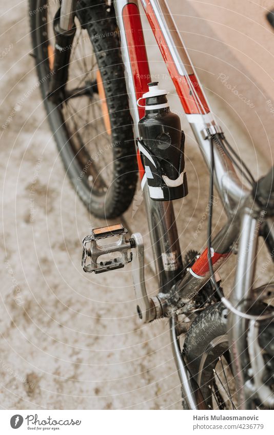 schmutziges Fahrrad mit Wasserflasche Hintergrund Radfahren schwarz Business anketten Nahaufnahme Zyklus Radfahrer Schmutz dreckig Gerät Ausrüstung industriell