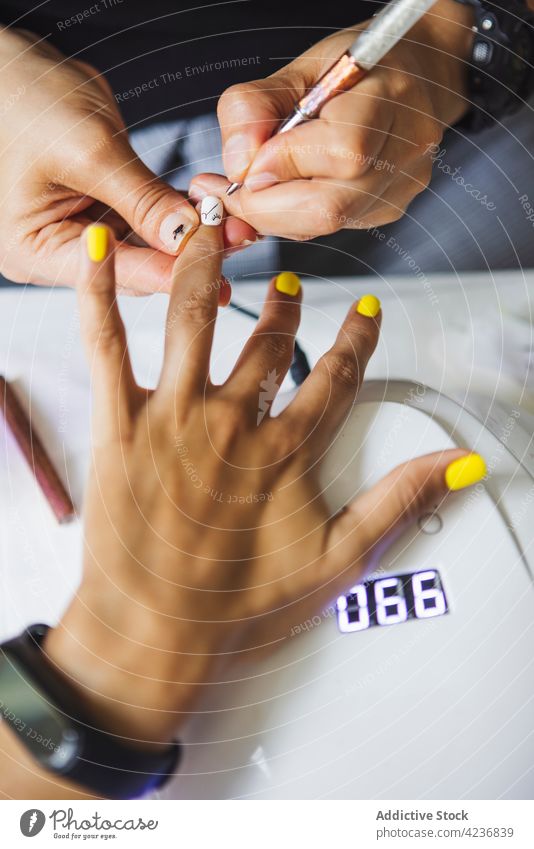 Anonyme Kosmetikerin trägt Lack auf die Nägel einer Kundin auf Frauen Maniküre Pflege Nagellack Nagelkunst Klient Schönheit Arbeit Kunde Prozess Job lackieren