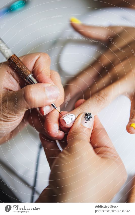 Anonyme Kosmetikerin trägt Lack auf die Nägel einer Kundin auf Frauen Maniküre Pflege Nagellack Nagelkunst Klient Schönheit Arbeit Kunde Prozess Job lackieren