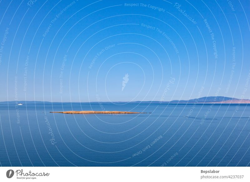 Blick auf eine typisch kroatische kleine Insel bei Stara Baska adriatisch Felsen Kroatien Ufer Bucht Strand Küstenlinie Berge u. Gebirge MEER Golf blau
