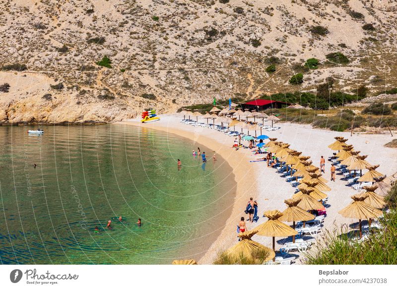 Blick auf den wunderschönen Strand Oprna in der adriatischen Bucht der Insel Krk oprna Tourist Strohschirm winken Kroatien Regenschirm MEER Sommer krk Sand