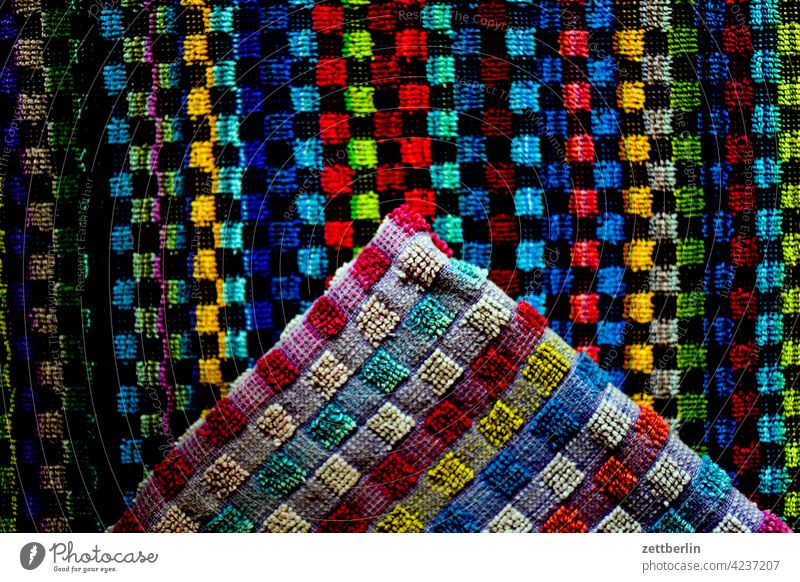 Altes Handtuch, neues Handtuch alt design dessin frottee gegensatz gemustert generation generationswechsel gewebe handtuch kariert karo textilien unterschied