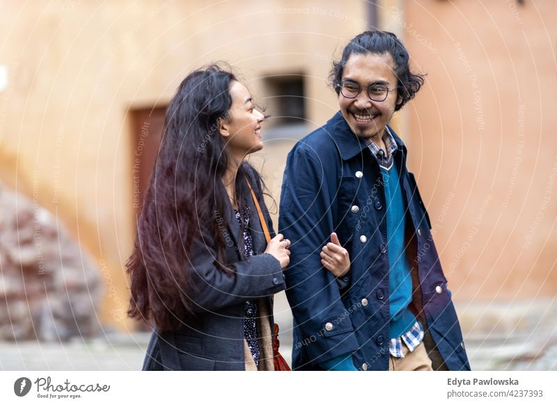 Glückliches junges Paar, das durch die Altstadt spaziert, Warschau, Polen warme Kleidung Herbst fallen Großstadt urban Menschen Frau schön attraktiv Mädchen