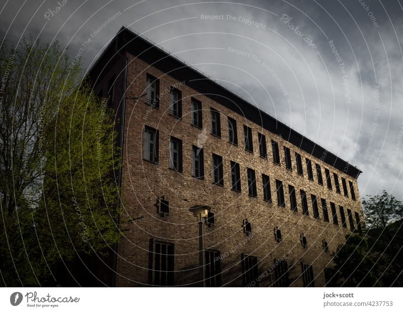 Umspannwerk im letzen Licht des Tages Industrie Himmel Wolken Architektur roter Klinker Gebäude Fassade Prenzlauer Berg Berlin Straßenbeleuchtung historisch