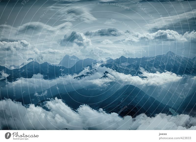 Wolkenkratzer Berge u. Gebirge Himmel Klima Schönes Wetter Alpen Gipfel gigantisch Unendlichkeit hoch blau grau schwarz weiß Horizont Stil Umwelt Farbfoto