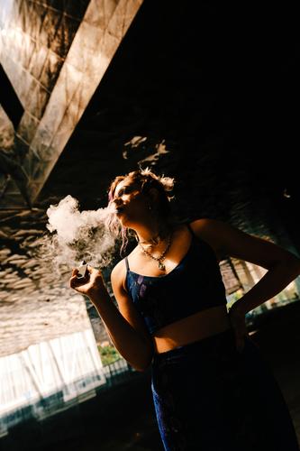 ein Mädchen, das einen Verdampfer benutzt, um die Tabaksucht zu beseitigen Rauchen sinnlich Aspirationen rauchend Raucherin alternativ Frau Porträt elektronisch